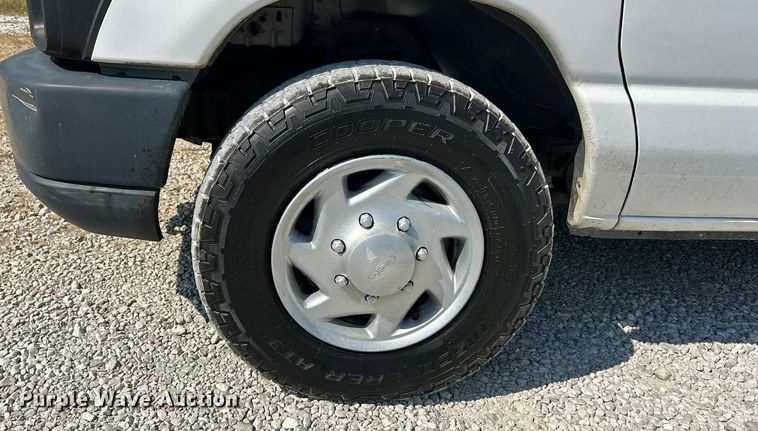 image for item ET3187 2010 Ford E350 Super Duty van with bucket lift