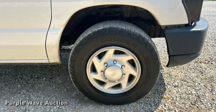 image for item ET3187 2010 Ford E350 Super Duty van with bucket lift