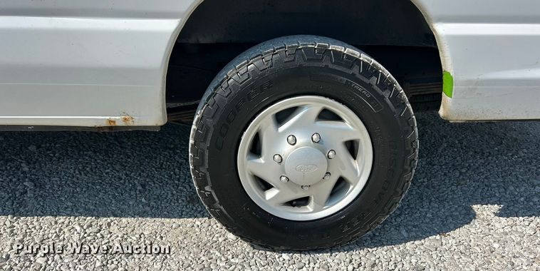 image for item ET3187 2010 Ford E350 Super Duty van with bucket lift