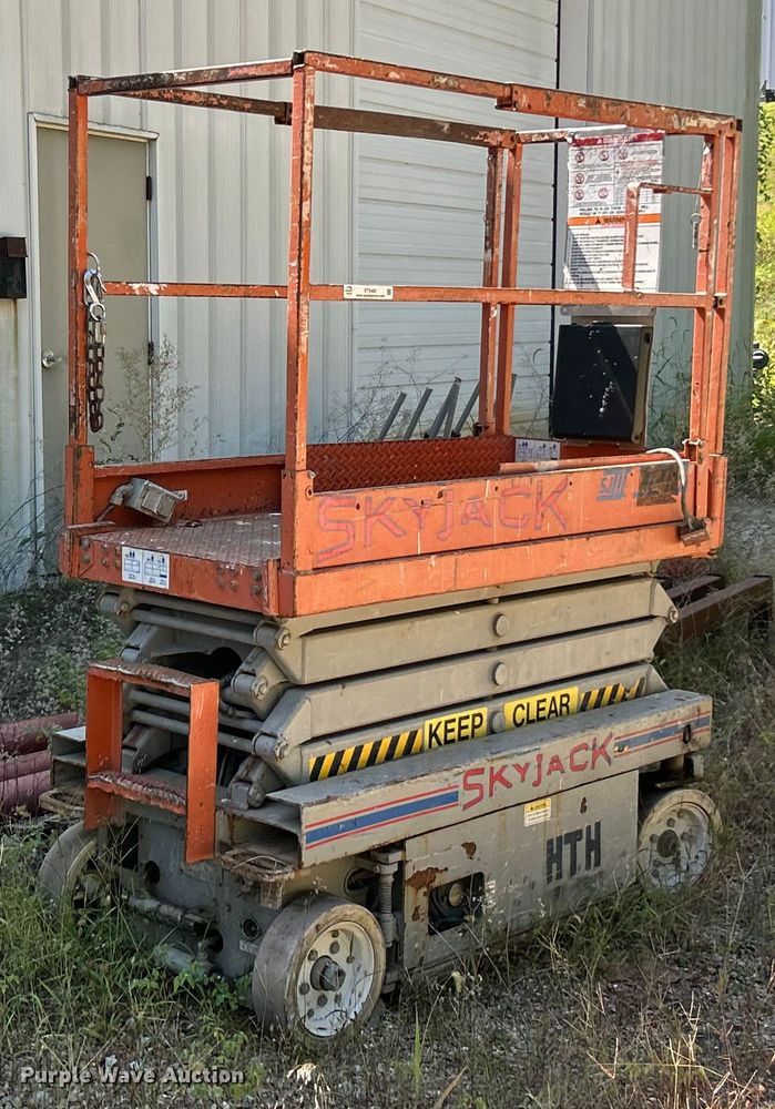 image for item ET3482 Skyjack II3219 scissor lift