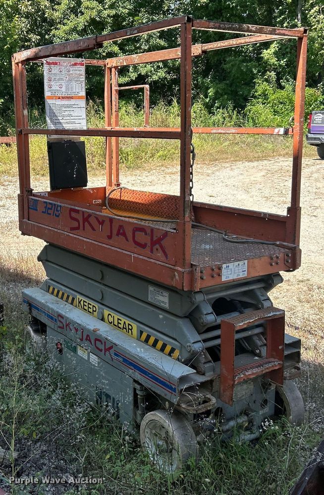 image for item ET3482 Skyjack II3219 scissor lift