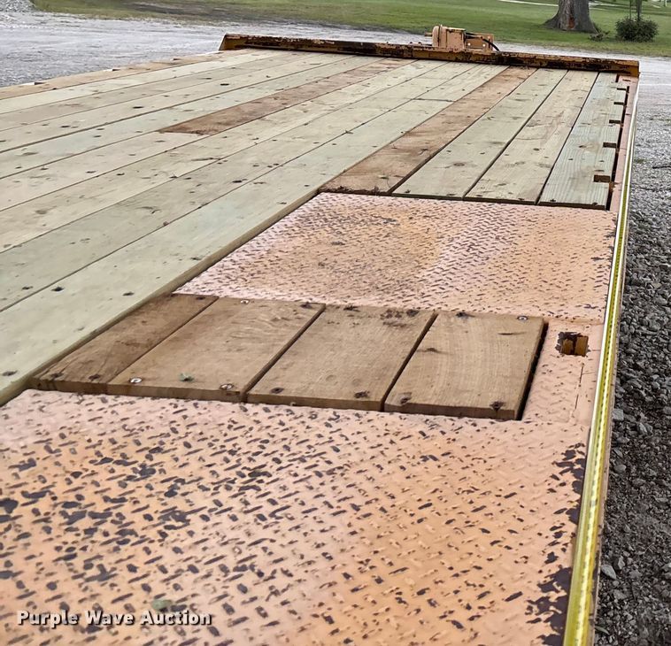 image for item ET4513 2006 Trail King TK40LP-2600 equipment trailer