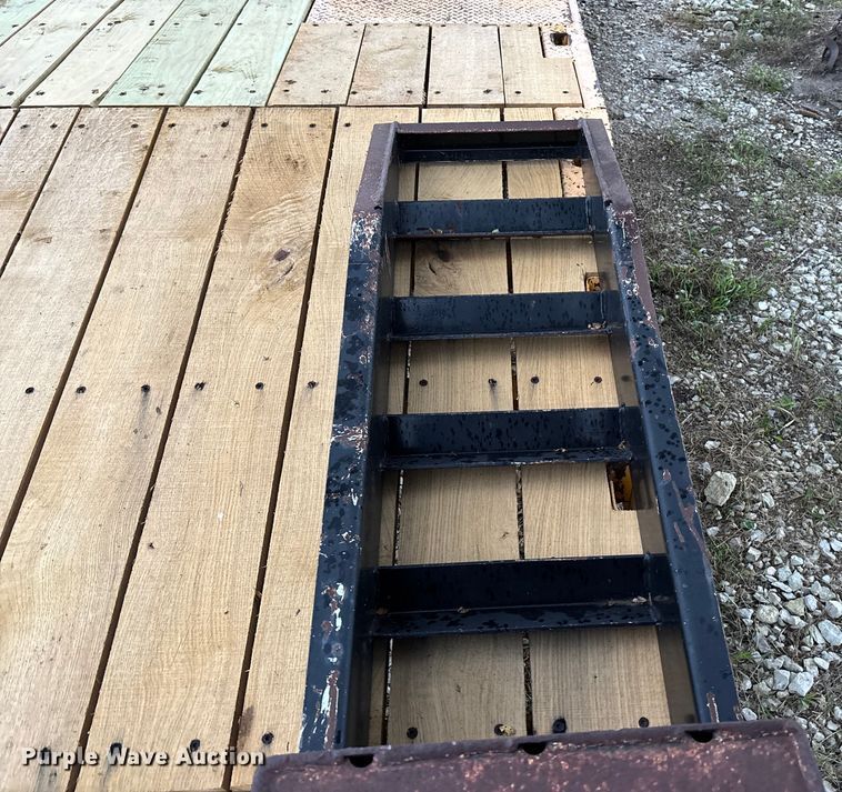 image for item ET4513 2006 Trail King TK40LP-2600 equipment trailer