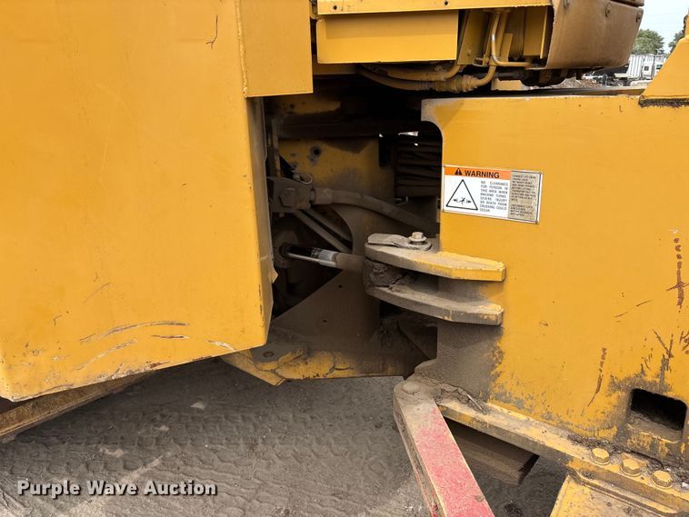 image for item ET4534 1998 Caterpillar 815F soil compactor