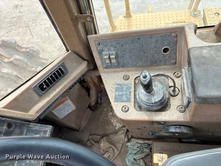 image for item ET4534 1998 Caterpillar 815F soil compactor