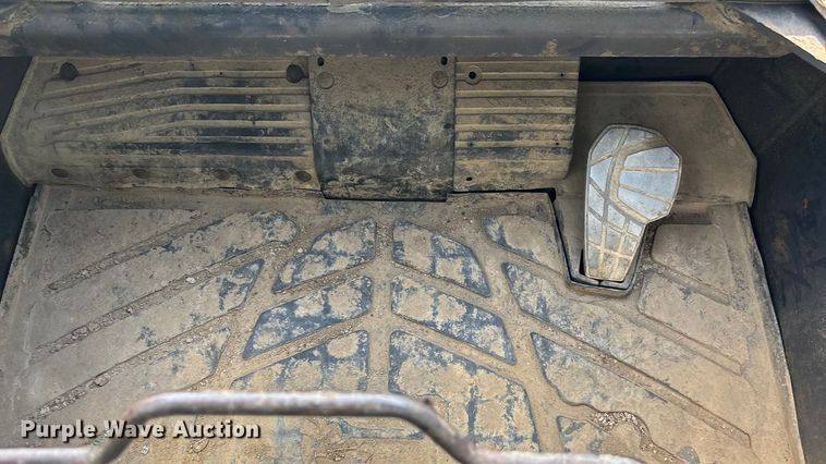 image for item ET4606 2013 Kubota SVL75 tracked skid steer loader