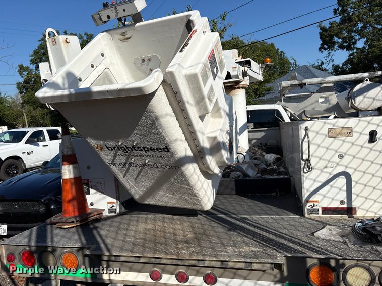 image for item ET7070 2012 Ford F450 Super Duty bucket truck