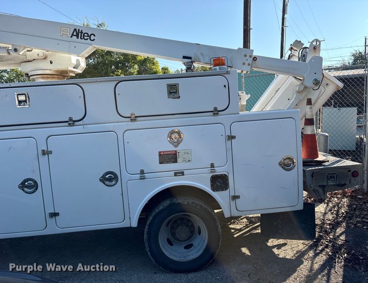 image for item ET7070 2012 Ford F450 Super Duty bucket truck
