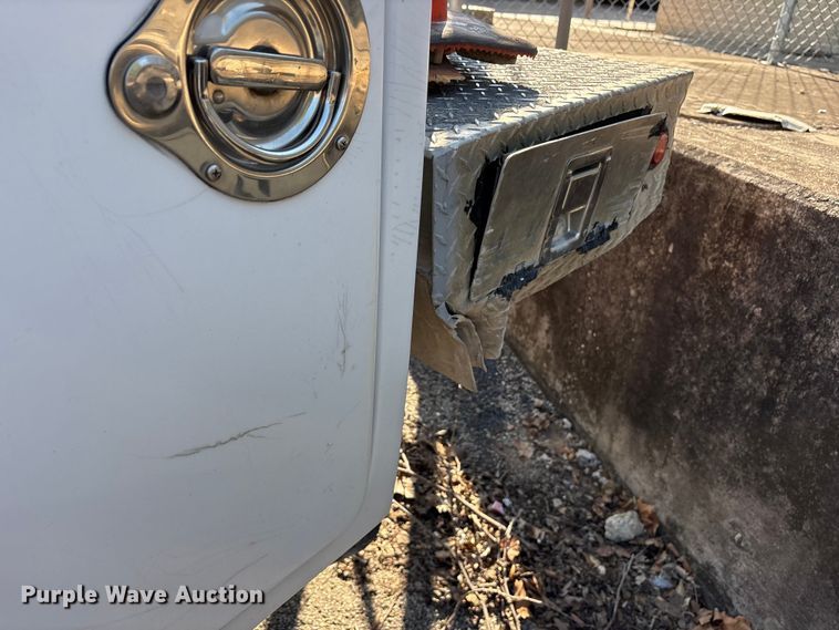 image for item ET7070 2012 Ford F450 Super Duty bucket truck