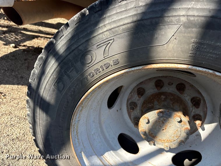 image for item ET7070 2012 Ford F450 Super Duty bucket truck