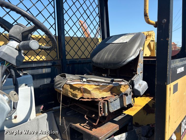 image for item ET8538 1998 Caterpillar TH83 telehandler