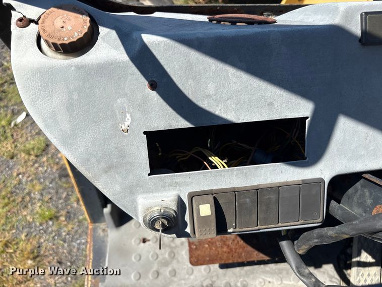 image for item ET8538 1998 Caterpillar TH83 telehandler