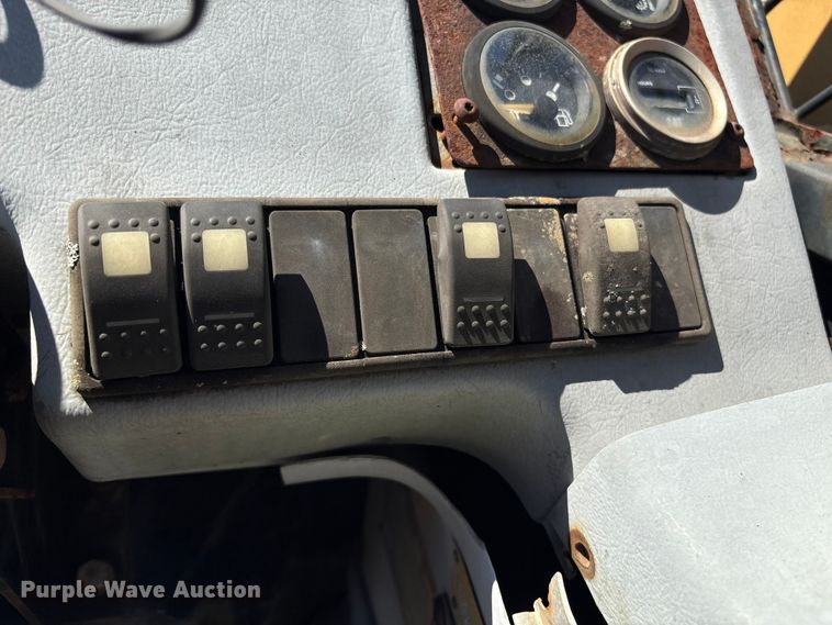 image for item ET8538 1998 Caterpillar TH83 telehandler