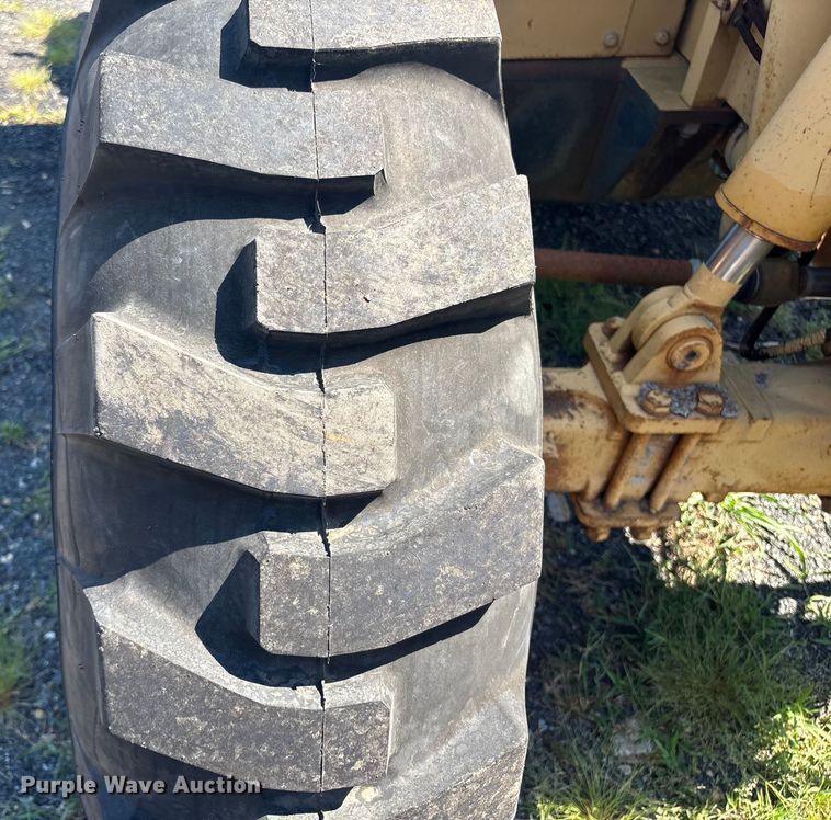 image for item ET8538 1998 Caterpillar TH83 telehandler