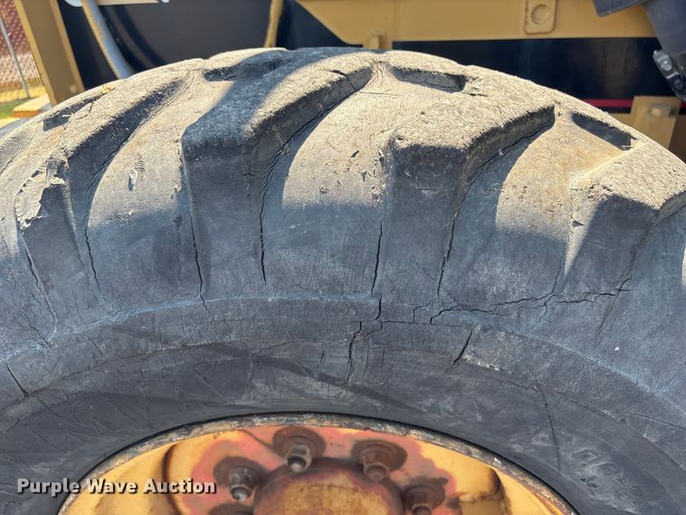 image for item ET8538 1998 Caterpillar TH83 telehandler