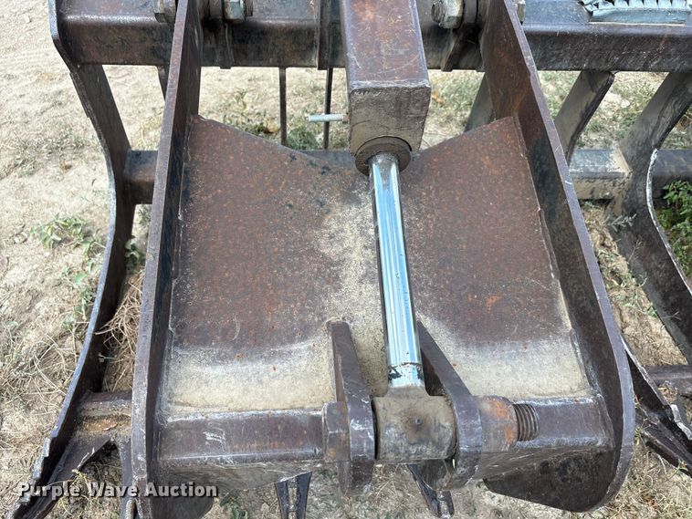 image for item EU0082 Skid steer grapple bucket