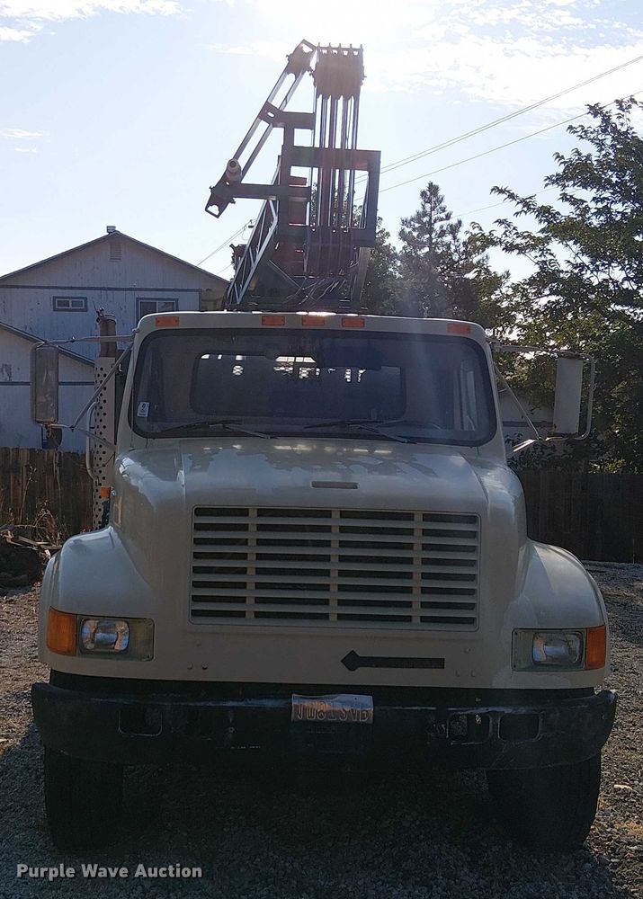 image for item EU2507 1995 International 4700 drilling rig truck