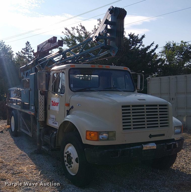 image for item EU2507 1995 International 4700 drilling rig truck