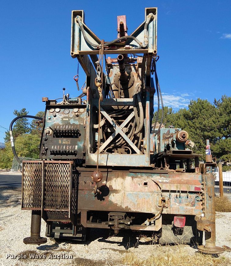 image for item EU2507 1995 International 4700 drilling rig truck