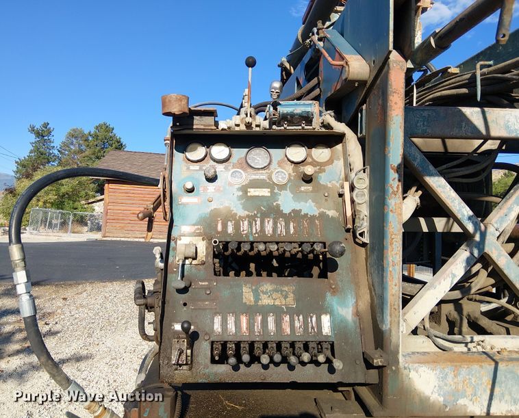 image for item EU2507 1995 International 4700 drilling rig truck