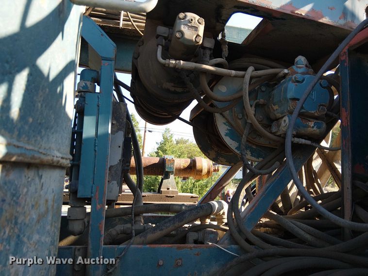 image for item EU2507 1995 International 4700 drilling rig truck