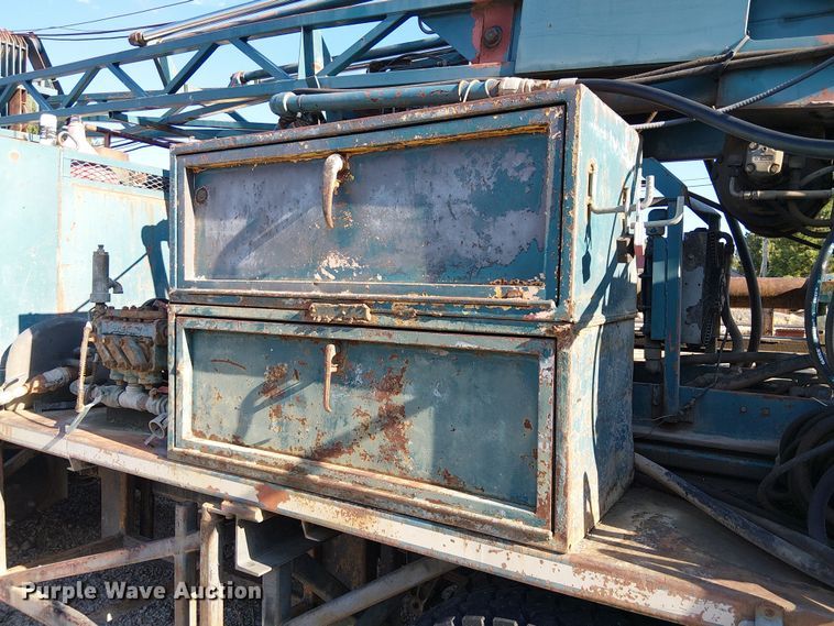 image for item EU2507 1995 International 4700 drilling rig truck