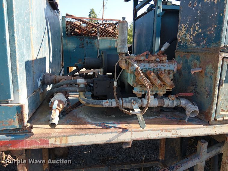 image for item EU2507 1995 International 4700 drilling rig truck