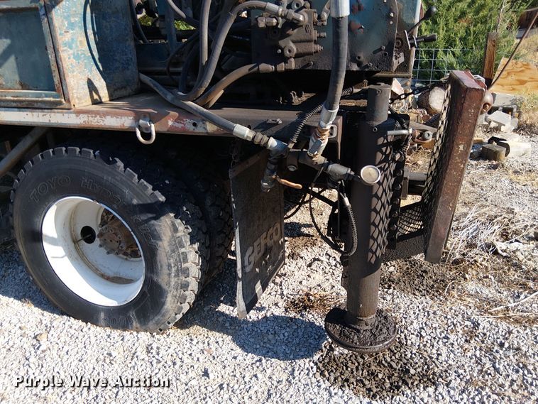 image for item EU2507 1995 International 4700 drilling rig truck