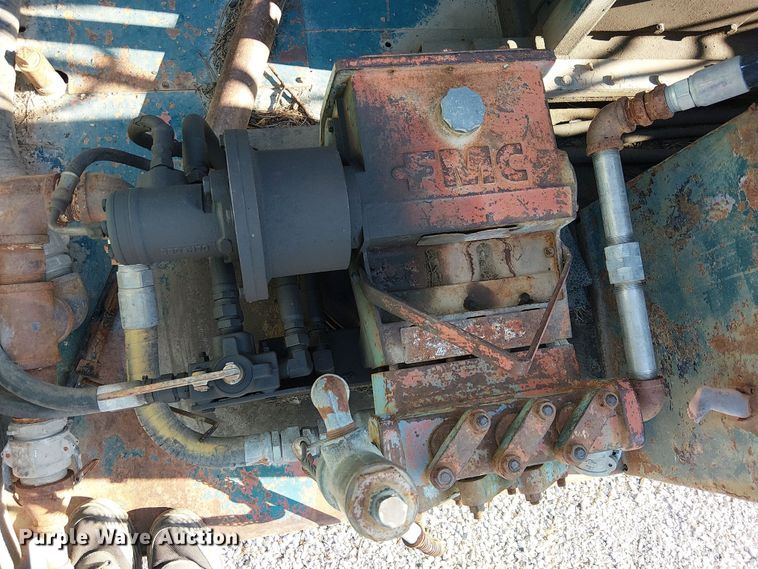 image for item EU2507 1995 International 4700 drilling rig truck