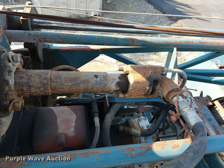 image for item EU2507 1995 International 4700 drilling rig truck