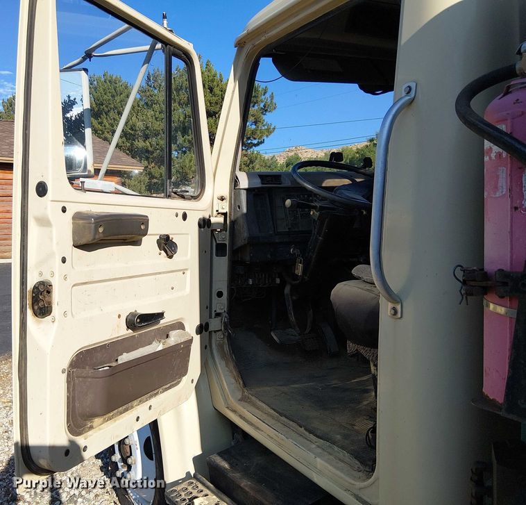 image for item EU2507 1995 International 4700 drilling rig truck