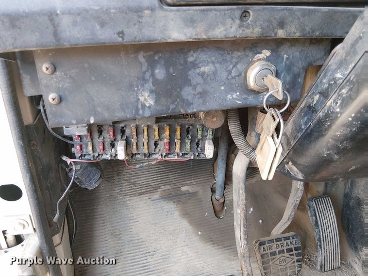 image for item EU2507 1995 International 4700 drilling rig truck