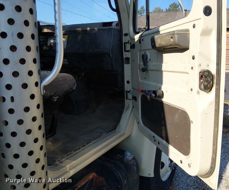 image for item EU2507 1995 International 4700 drilling rig truck