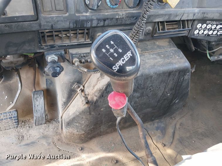 image for item EU2507 1995 International 4700 drilling rig truck