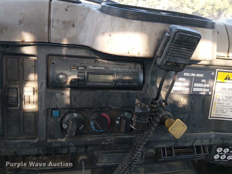 image for item EU2507 1995 International 4700 drilling rig truck