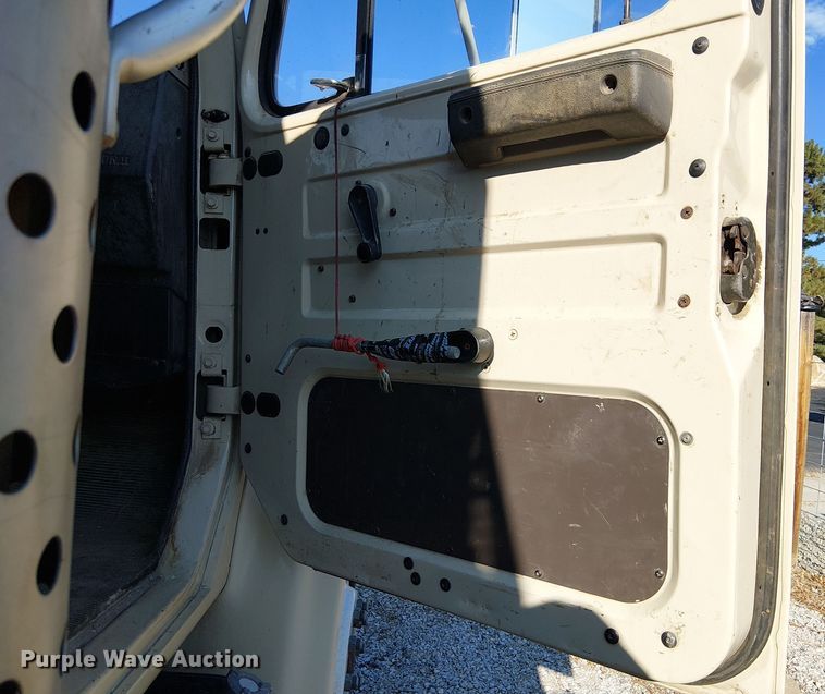 image for item EU2507 1995 International 4700 drilling rig truck