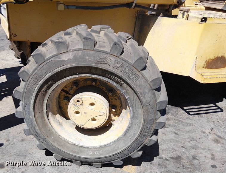 image for item EU2514 2006 John Deere 210LE landscape tractor