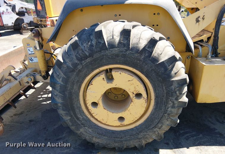 image for item EU2514 2006 John Deere 210LE landscape tractor