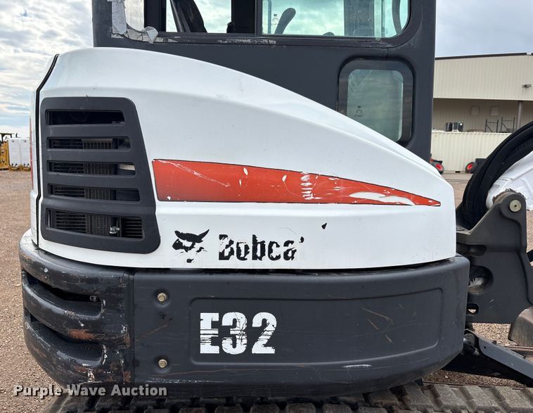 image for item EU4616 2015 Bobcat E32 mini excavator