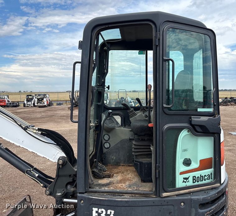image for item EU4616 2015 Bobcat E32 mini excavator