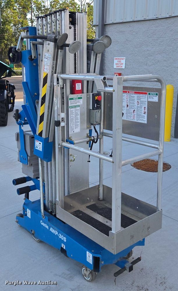 image for item FB9471 2020 Genie AWP-30S vertical lift
