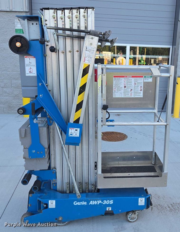 image for item FB9471 2020 Genie AWP-30S vertical lift