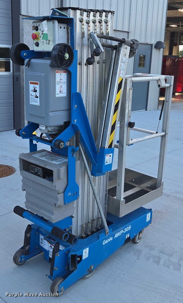 image for item FB9471 2020 Genie AWP-30S vertical lift