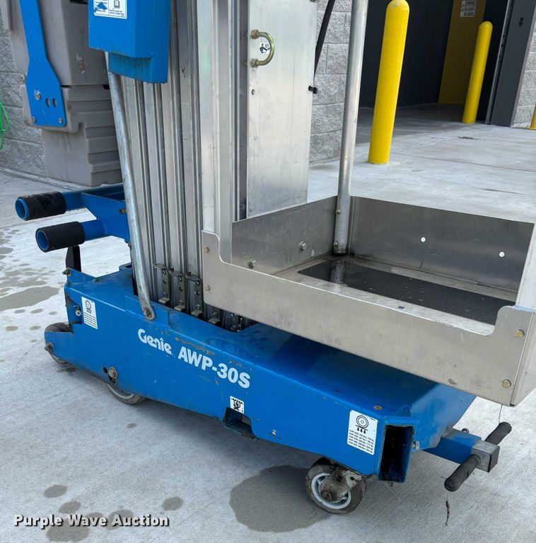 image for item FB9471 2020 Genie AWP-30S vertical lift