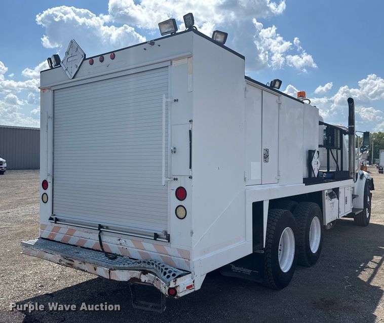 image for item NU9550 2007 Sterling Acterra lube truck