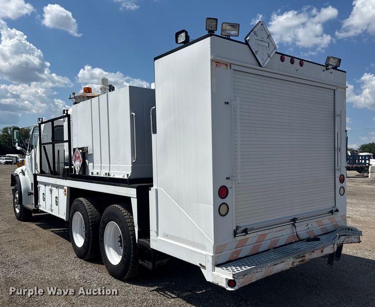 image for item NU9550 2007 Sterling Acterra lube truck