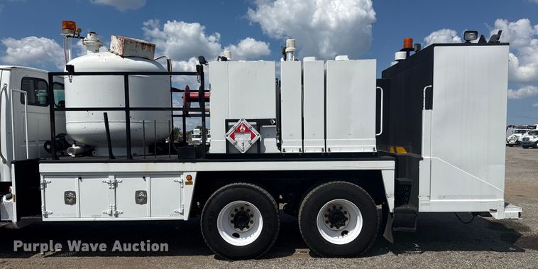 image for item NU9550 2007 Sterling Acterra lube truck