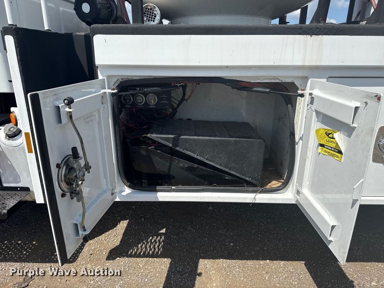 image for item NU9550 2007 Sterling Acterra lube truck