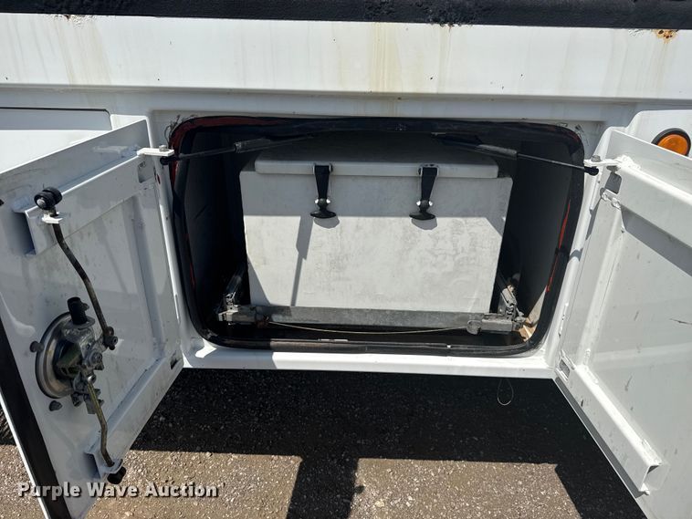 image for item NU9550 2007 Sterling Acterra lube truck