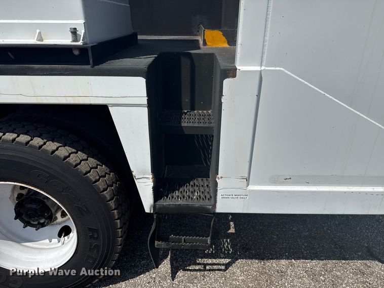 image for item NU9550 2007 Sterling Acterra lube truck